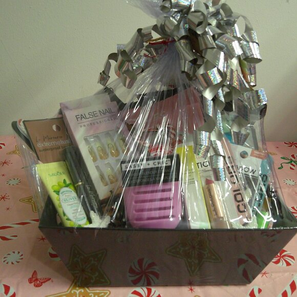 Deluxe Glam-33-Piece Christmas Makeup Collection, Holiday Makeup Gift Set - Picture 6 of 8